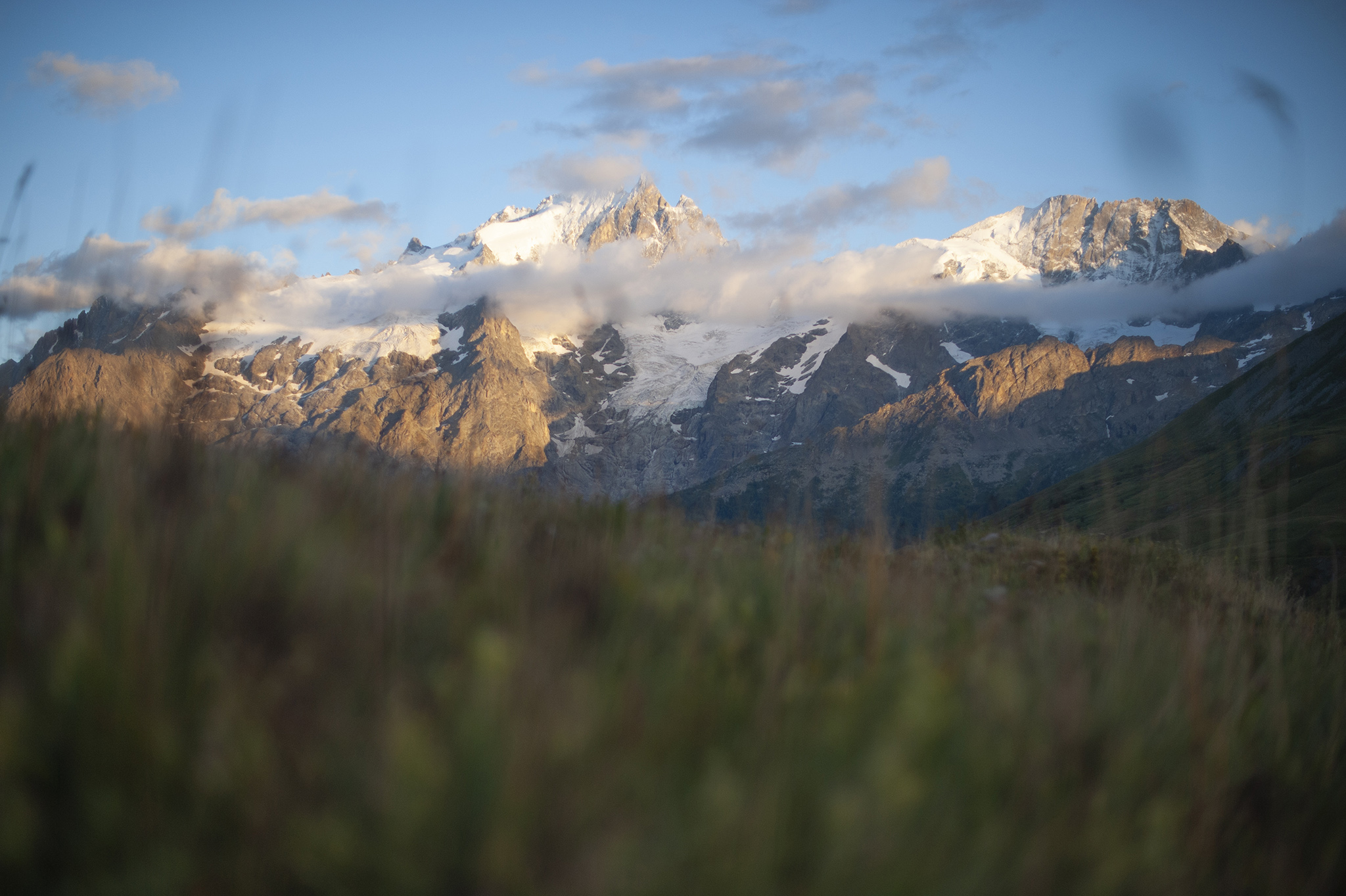 https://www.vojomag.com/app/uploads/2024/01/les 4 saisons du Galibier. la Meije 2bd.jpg