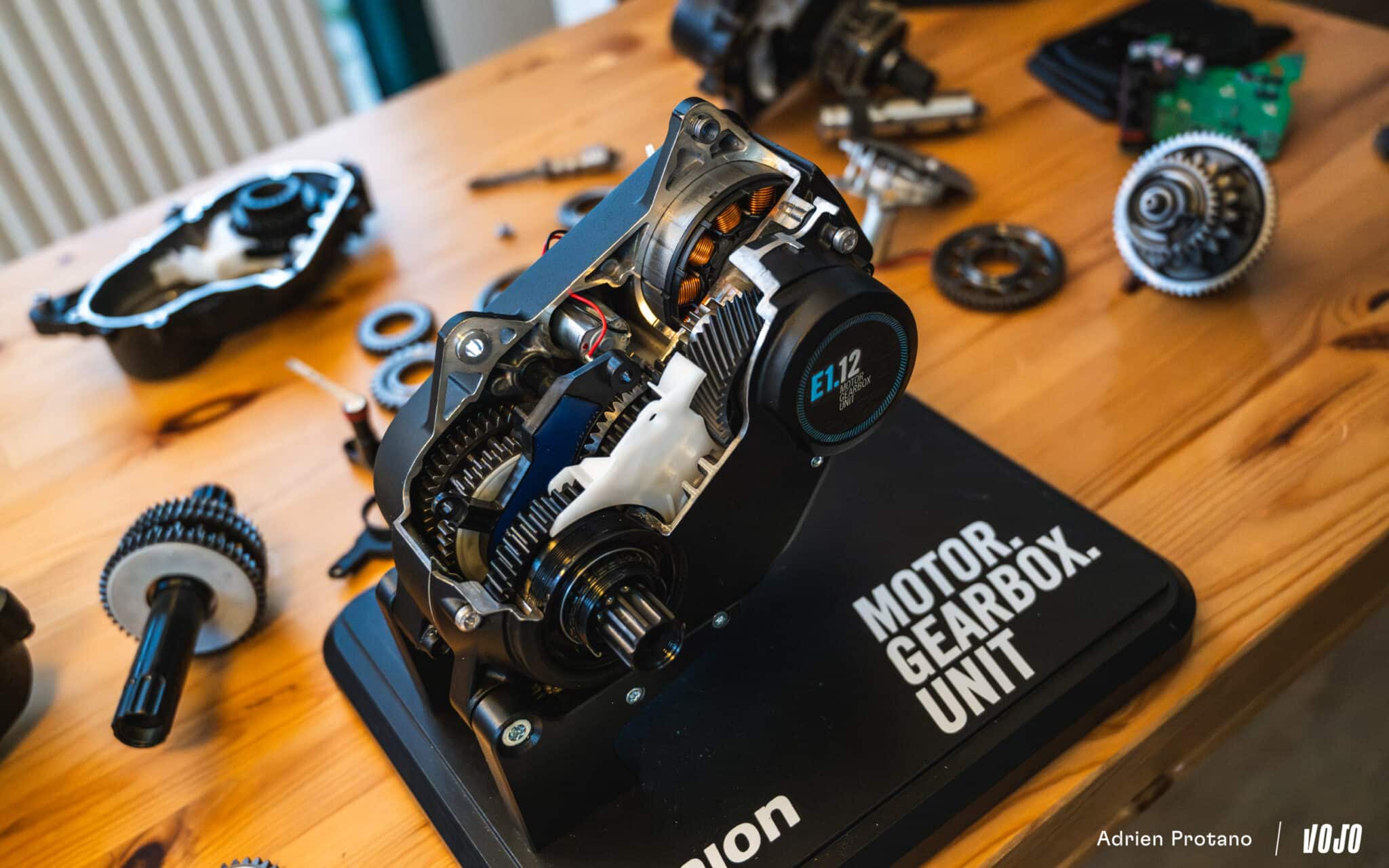https://www.vojomag.com/app/uploads/2025/04/Moustache Clutchl 2025 e bike test nouveaute avis roues carbones VTT Vojo A.Protano 1 6 2048x1280.jpg